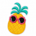 Ananas aurinkolaseissa – silitettävä kangasmerkki